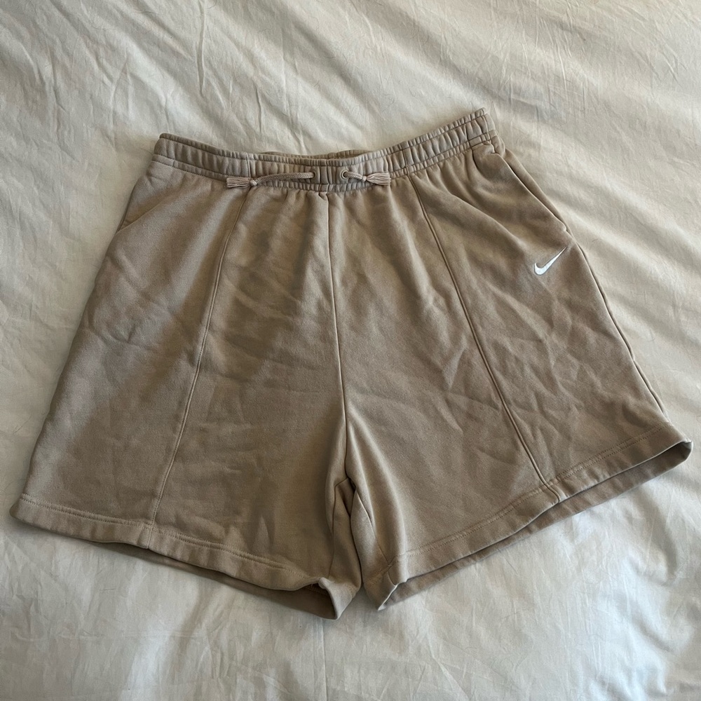 Nike Sportswear Essential Women’s Fleece High-Rise Shorts